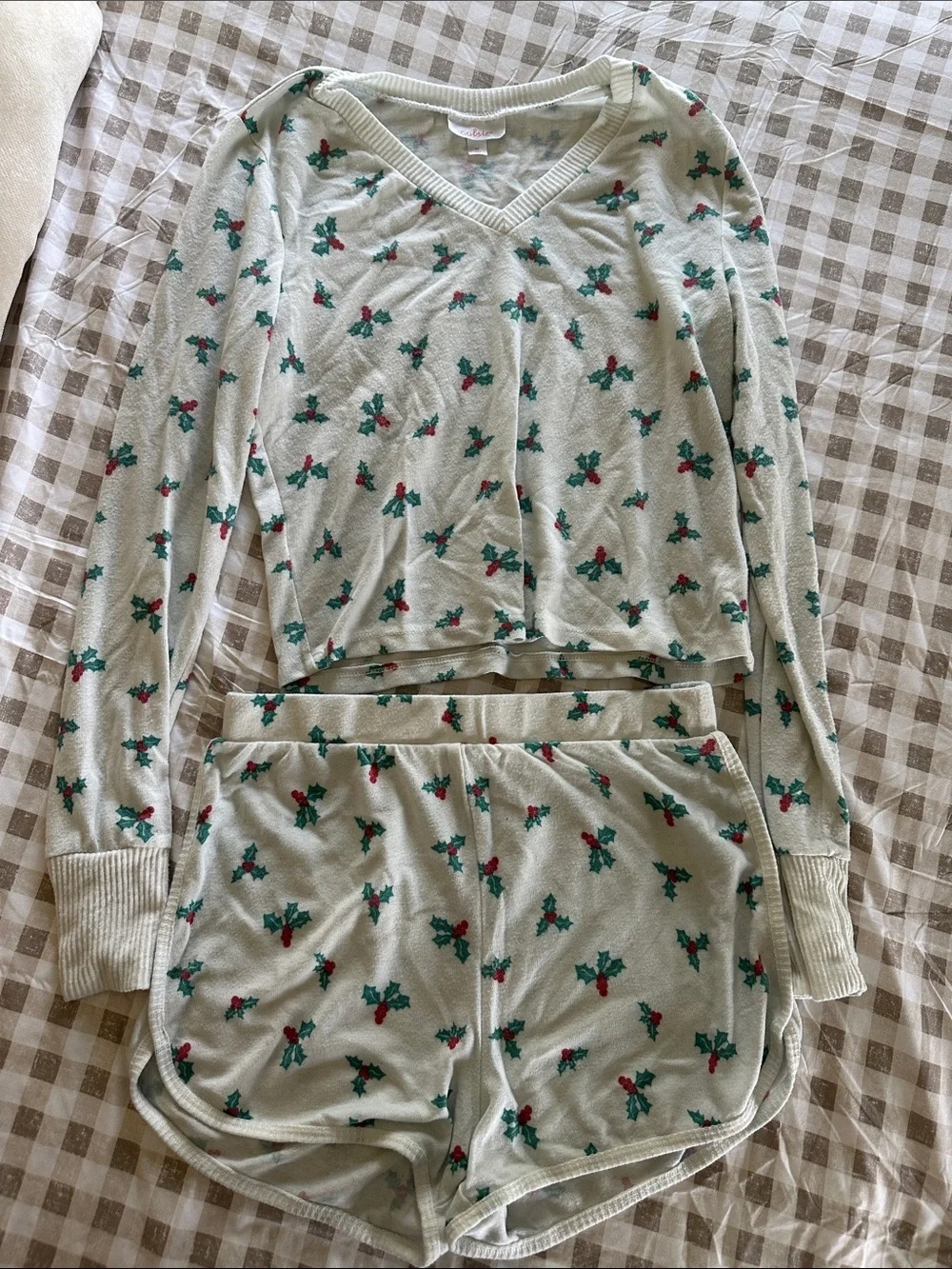 Colsie Cream V-Neck Long Sleeve Top & Holly Print Shorts Pajama Set
